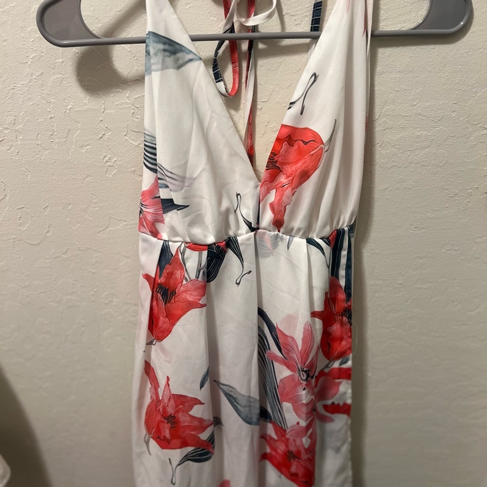 Simplee Apparel White and Red Floral Backless Dress
